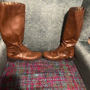 Medium high boots